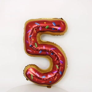 Détail du ballon en aluminium chiffre 5 avec glaçage de donut et paillettes colorées