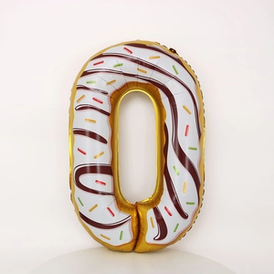 Détail du ballon chiffre 0 thème donut avec vermicelles colorés pour anniversaire