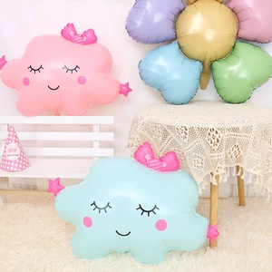 Détail macro de ballons nuages avec visages souriants pour décoration d'anniversaire