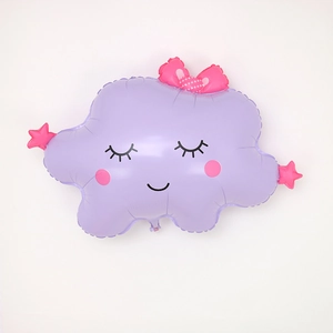 Détail d'un ballon nuage souriant violet clair avec un nœud rose et des décorations