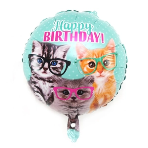 Détail d'un ballon d'anniversaire de 18 pouces avec chats mignons et pois bleus