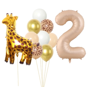 Dettaglio set palloncini 2 compleanno con giraffa e numero 2 color crema caramello