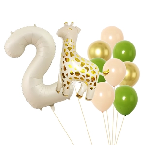 Dettaglio set palloncino numero 2 crema 40 pollici con giraffa e palloncini in lattice