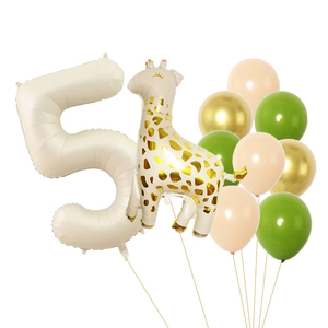 Dettaglio del palloncino numero 5 crema con palloncino giraffa e palloncini verdi