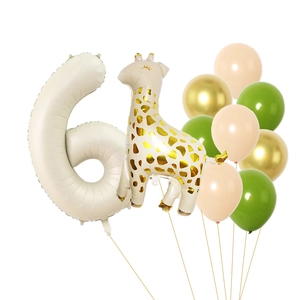 Dettaglio del set palloncino crema numero 6 con giraffa e palloncini colorati in lattice