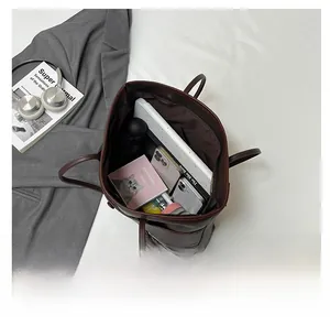 Dunkelbraune Leder-Tote-Bag zeigt geräumigen Innenraum für Tablets und Alltagsgegenstände
