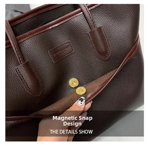 Detailansicht des Magnetverschlusses an der dunkelbraunen Leder-Shopper-Tasche