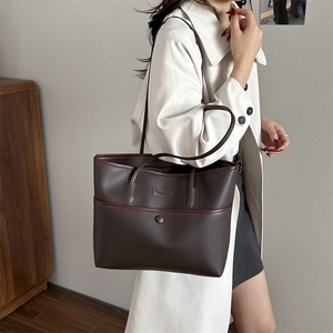 Dunkelbraune Shopper-Tasche aus Leder mit Litschistruktur und dünnen Schultergurten