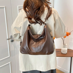 Sac à dos cabas rétro en cuir marron foncé pour femme avec vue de dos sur modèle