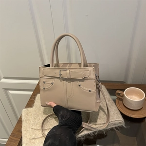 Petit Sac à Bandoulière Carré en Cuir PU pour Femmes Sac à Main à la Mode Avec Boucle de Ceinture à Rivets et Bandoulière