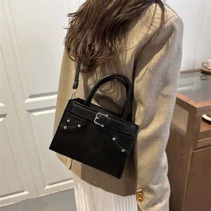 Sac à main classique en cuir noir avec clous argentés et bandoulière pour femmes