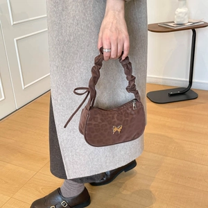 Sac à bandoulière léopard marron avec fermoir papillon doré et anse froncée