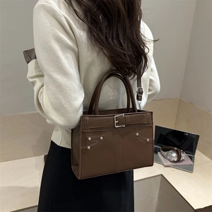 Sac à bandoulière rétro marron foncé avec boucle métallique et sangle réglable