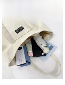 Grand sac fourre-tout en lin beige montrant la capacité interne pour le quotidien