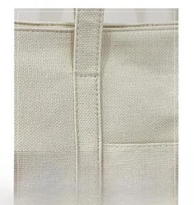 Gros plan détaillé des coutures robustes et du tissu en lin épais du sac beige