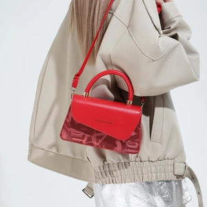 Sac à main rouge élégant en similicuir avec bandoulière et finitions dorées