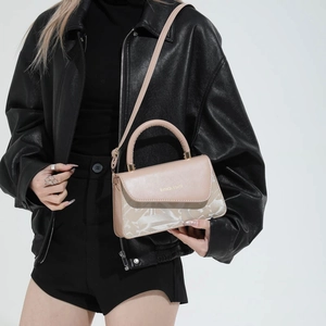 Sac à main chic en cuir PU rose avec texture marbre et bandoulière amovible