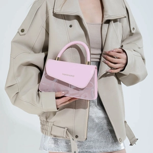 Sac à main rose en similicuir avec texte FASHION & BAGS porté par un mannequin chic