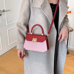 Sac boîte tissé rouge et blanc avec fermoir doré M et poignée en cuir rouge