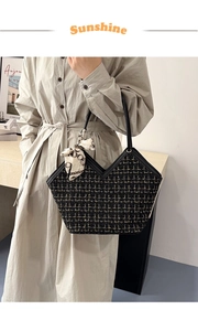 Détail du sac cabas en tweed avec anse en cuir noir et accessoire foulard en soie
