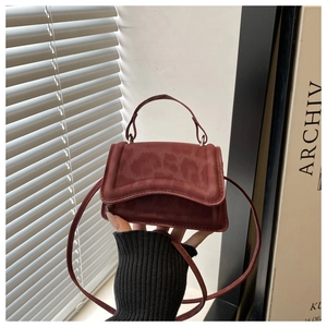 Dettaglio mini borsa bordeaux con stampa leopardata, manico superiore e tracolla sottile