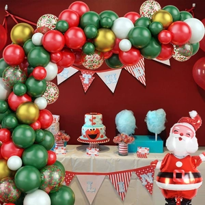 Arche de ballons de Noël avec ballon Santa et bannière de joyeux anniversaire