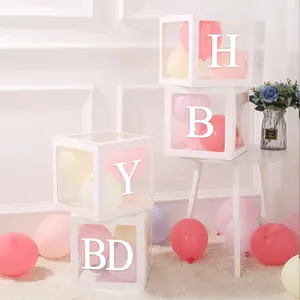 Ballons roses et blancs en boîtes transparentes avec lettrage Joyeux Anniversaire