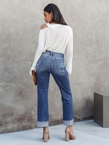 Détail du jean taille haute avec poche arrière usée et finition ourlet effiloché