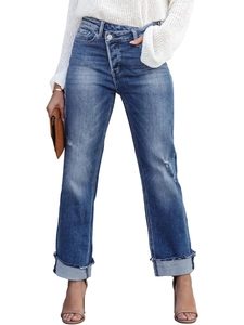 Détail de jean droit taille haute avec design unique de taille à bouton croisé asymétrique
