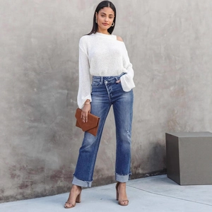 Pull en maille à épaules dénudées et jean droit à taille haute avec revers pour femme