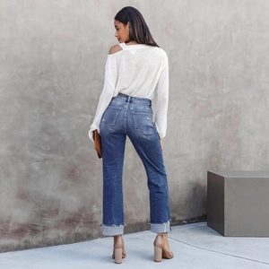 Jean droit taille haute pour femme avec haut en maille blanche à découpes chic