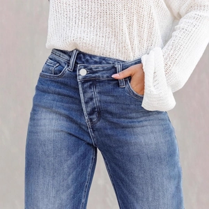 Jean droit taille haute avec fermeture croisée asymétrique unique en denim bleu foncé