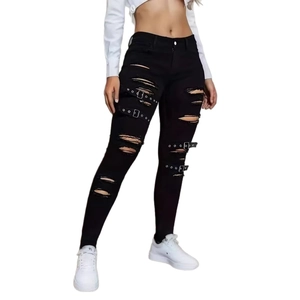 Jean skinny noir pour femme avec boucles à œillets punk et déchirures stylisées
