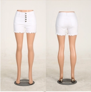Vorder- und Rückansicht weißer High-Waist-Denim-Shorts mit Knopfleiste und ausgefranstem Saum