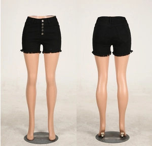 Vorder- und Rückansicht der schwarzen Denim-Shorts mit vier Knöpfen und rohem Saum