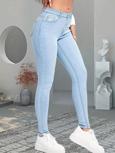 Détail du jean skinny taille haute bleu clair avec coutures précises et tissu élastique
