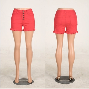 Vorder- und Rückansicht der roten Denim-Shorts mit hoher Taille, Fünf-Knopf-Leiste und Fransen