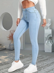 Vue latérale du jean skinny taille haute bleu clair avec une coupe slim extensible