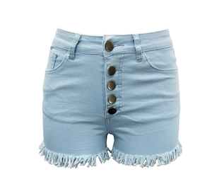 Detail von hellblauen Jeans-Shorts mit hoher Taille, Kupferknöpfen und Fransen am Saum