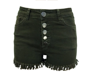 Nahaufnahme der armegrünen High-Waist-Denim-Shorts mit Fünf-Knopf-Leiste und Fransen