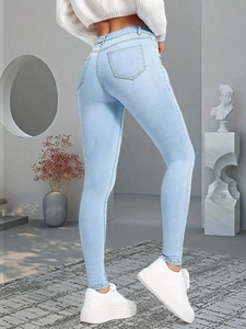 Vue arrière du jean skinny bleu clair pour femme avec poches arrière et taille haute