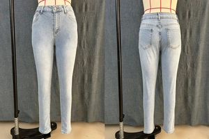 Vue avant et arrière de ce jean skinny bleu clair à taille haute et design à cinq poches