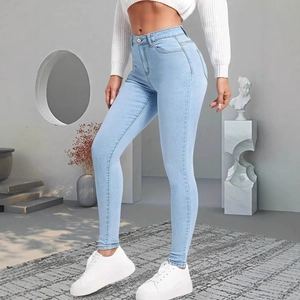 Jean skinny bleu clair à taille haute pour femme avec design classique à cinq poches