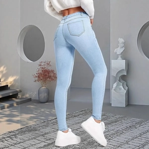 Jean skinny bleu clair pour femme avec taille haute et poches arrière de style moderne