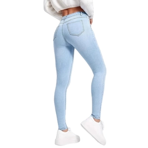 Jean skinny bleu clair pour femme avec taille haute et poches arrière au design classique