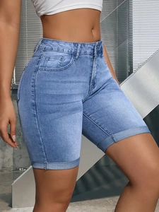 Gros plan détaillé d'un short en jean bleu clair avec ourlet revers et taille haute