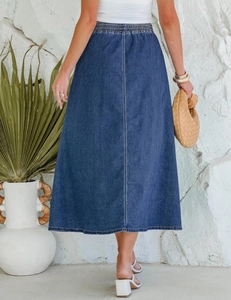 Vue arrière d'une jupe trapèze en jean bleu foncé avec taille élastique et couture verticale