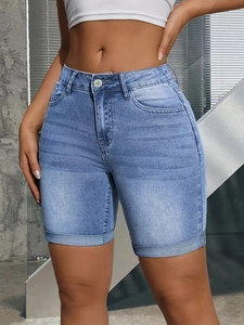 Détail du short en jean taille haute bleu clair avec ourlets repliés et effet délavé