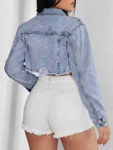Vista posteriore della giacca di jeans lavaggio acido con orlo a frange e dettagli