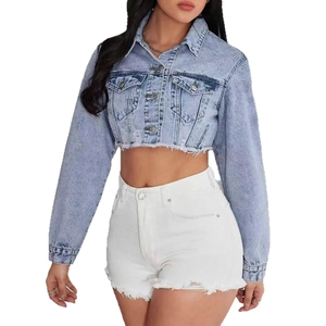 Giacca di denim corta azzurra da donna con orlo a vivo e shorts bianchi strappati